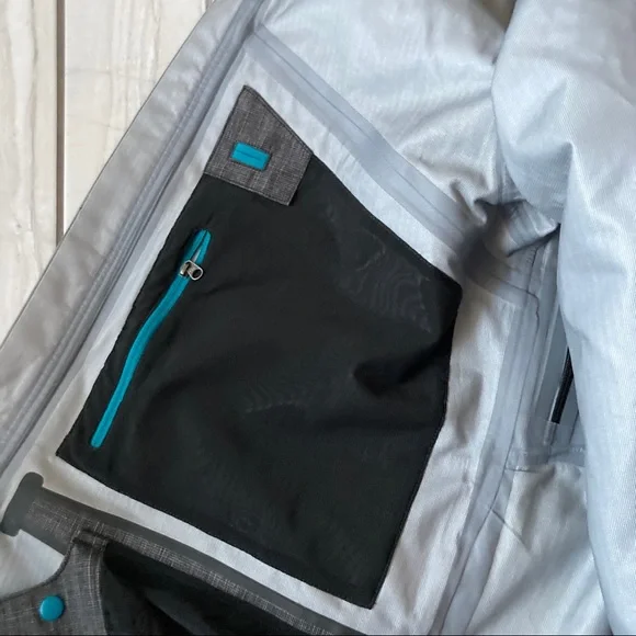Mountain Hardwear ski/board jacket. EUC like new
